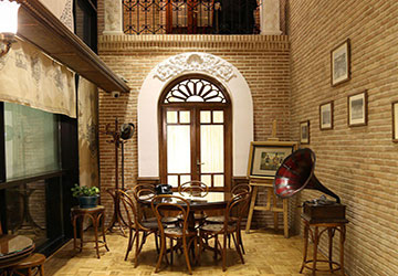 Loghanteh Cafe in Tehran